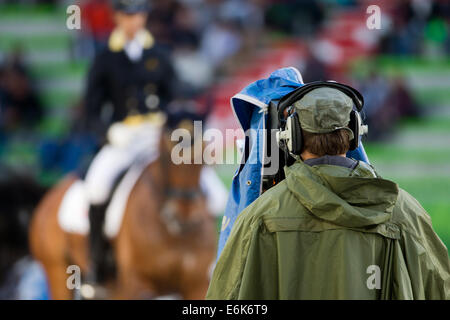 Caen, Francia. 26 Ago, 2014. World Equestrian Games 2014 dressage team a Caen, Francia, 26 agosto 2014. Un cameraman di film italiani Leonardo equestre Tiozzo sul suo cavallo " Randon'. Foto: ROLF VENNENBERND/DPA/Alamy Live News Foto Stock