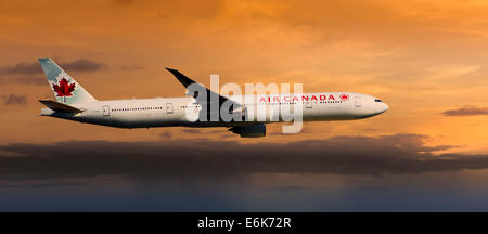 Air Canada, Boeing 777-333 ER, in volo, nella luce della sera Foto Stock