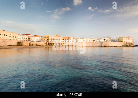 Spiaggia cittadina e centro storico nella luce della sera, Golfo di Taranto, Gallipoli, provincia di Lecce, Puglia, Italia Foto Stock