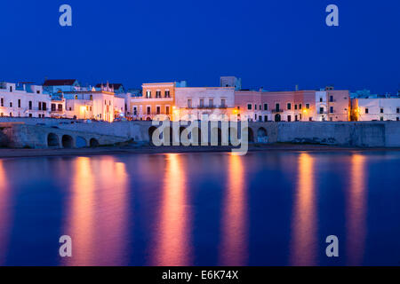 Ora blu, crepuscolo, Seno della Purità city Beach, il centro storico con la chiesa Chiesa della Purità, Gallipoli Foto Stock