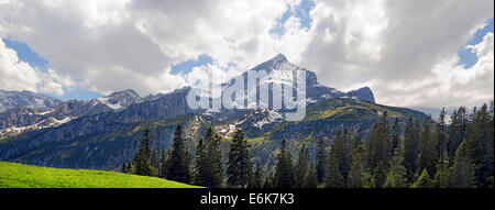 Panorama a Kreuzeck con Alpspitze e massiccio Zugspitze, Kreuzeckgruppe, Garmisch-Partenkirchen distretto, Alta Baviera Foto Stock