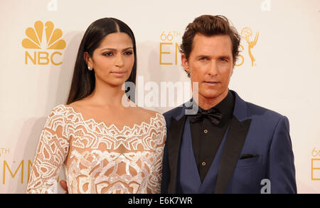 Los Angeles, California, USA. 25 Ago, 2014. MATTHEW MCCONAUGHEY e CAMILA ALVES arrivare sessantaseiesima annuale di Primetime Emmy Awards presso il Nokia Theater. Credito: D. lunga/Globe foto/ZUMA filo/Alamy Live News Foto Stock