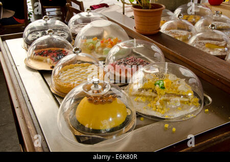 Dessert italiani sul display al ristorante a Bergamo, Lombardia, Italia. Foto Stock