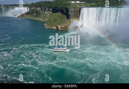 " Aiuto della nebbia' imbarcazione turistica si avvicina a Niagara Falls (cascate Horseshoe) mentre si muove lungo il fiume Niagara in estate 2014. Foto Stock