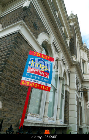 Kings Lettings proprietà per far firmare al di fuori di casa sulla strada Orford in Walthamstow Village, Walthamstow Londra UK E17 KATHY DEWITT Foto Stock