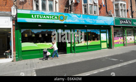 Lituanica Europeo Orientale food store in Walthamstow High Street East London E17 REGNO UNITO KATHY DEWITT Foto Stock