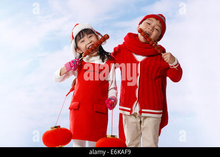 Un ragazzo e una ragazza eatting frutta candita Foto Stock