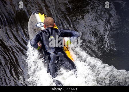 Gli appassionati di Wakeboarding nel canale d'acqua del fiume Elba nella Brandys nad Labem Repubblica Ceca Foto Stock