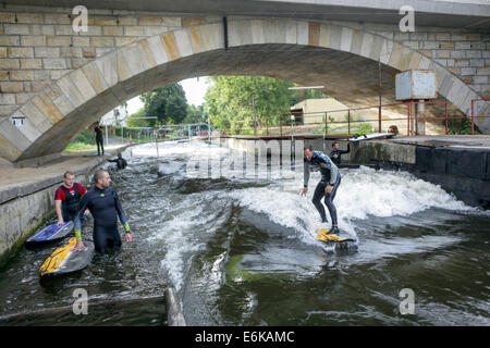 Gli appassionati di Wakeboarding nel canale d'acqua del fiume Elba nella Brandys nad Labem Repubblica Ceca Foto Stock