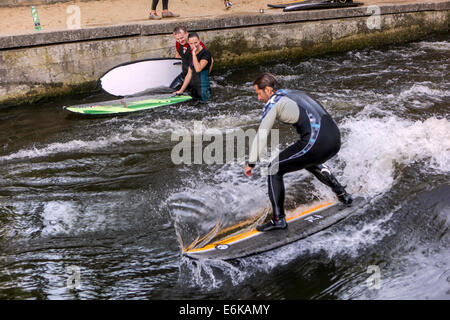 Gli appassionati di Wakeboarding nel canale d'acqua del fiume Elba nella Brandys nad Labem Repubblica Ceca Foto Stock