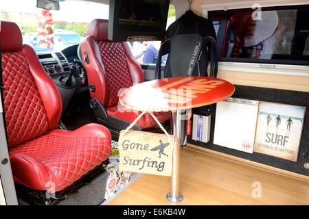 Interno del trasportatore di Volkswagen presso il National Motor Museum, Beaulieu, Hampshire. 17.08.2014 Foto Stock