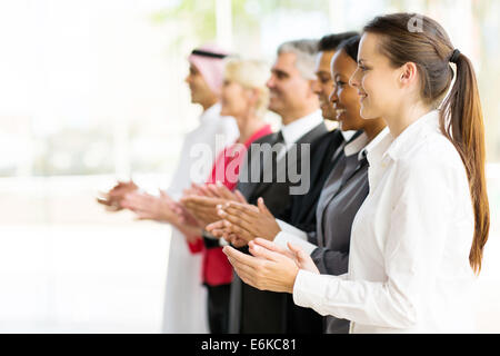 Gruppo multiculturale di business partner per applaudire Foto Stock