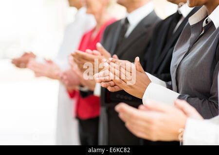 Gruppo di imprenditori battendo le mani durante il meeting di presentazione Foto Stock