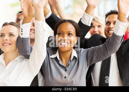 Business di successo di squadra con le braccia in alto Foto Stock