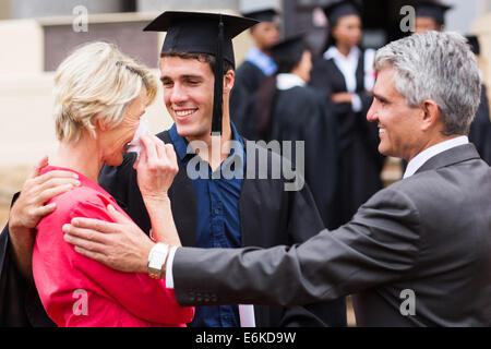 Mamma orgogliosa con lacrime di gioia al suo figlio di graduazione Foto Stock