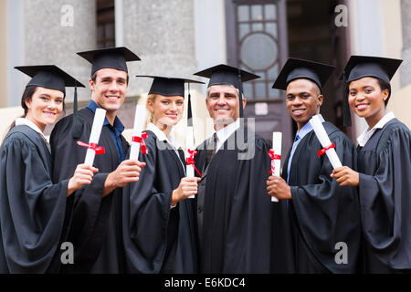 Gruppo di giovani laureati e professore presso la laurea Foto Stock