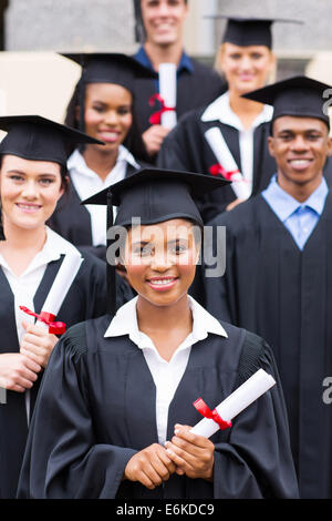 Un gruppo di studenti del college in abito di graduazione Foto Stock