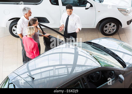 Vista aerea del Venditore auto che mostrano un nuovo veicolo per i clienti Foto Stock