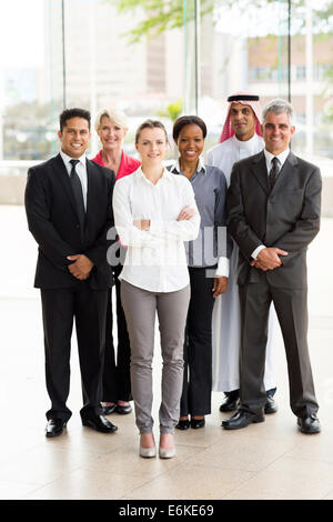 Un gruppo di imprenditori e multirazziale in piedi insieme in ufficio Foto Stock