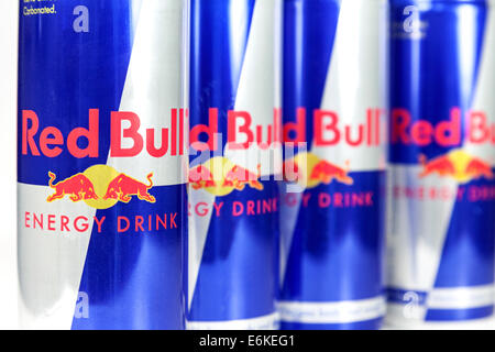 Red Bull lattine - drink energizzante; Regno Unito Foto Stock