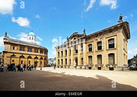 Sheldonian Theatre sulla sinistra con il Clarendon Building sulla destra, Oxford, Oxfordshire, Inghilterra, Regno Unito, Europa occidentale. Foto Stock