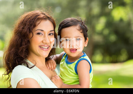 Ritratto di felice giovani indiani madre e bambino all'aperto Foto Stock