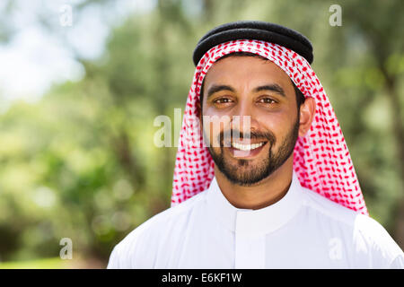 Close up ritratto di felice uomo arabo all'aperto Foto Stock