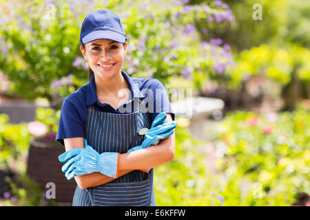 Bella femmina centro giardino lavoratore ritratto Foto Stock