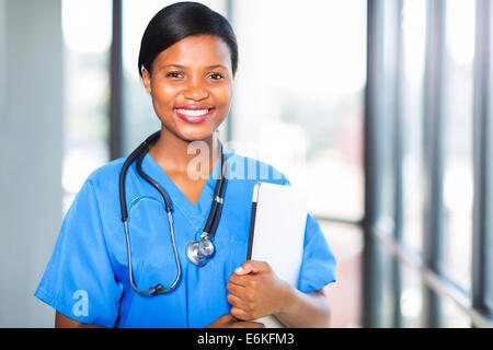 Felice giovane africano medico internista medico tenendo laptop Foto Stock