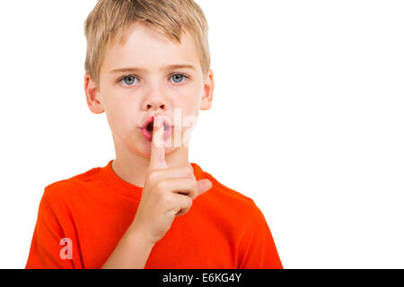 Little Boy fare silenzio gesto su sfondo bianco Foto Stock