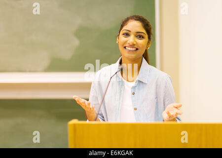 Bella femmina indiano studente di college dando un discorso in aula magna Foto Stock