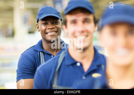 Ritratto di felice Afro American negozio di ferramenta lavoratore con i colleghi Foto Stock