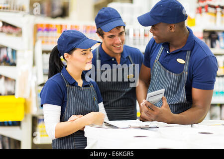 Gruppo del negozio di ferramenta lavoratori a discutere di lavoro Foto Stock