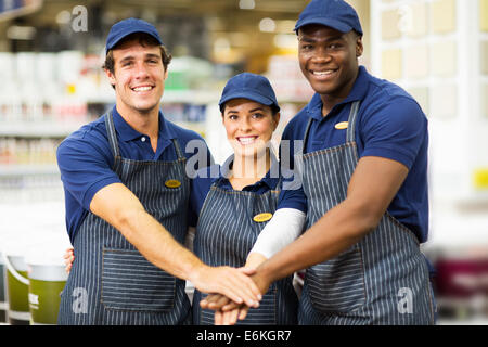 Hardware allegro il team dello store di mettere le mani sulla parte superiore di ciascun altro Foto Stock