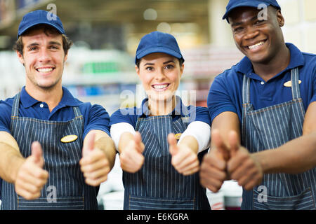 Gruppo di felice supermercato lavoratori pollice in alto Foto Stock