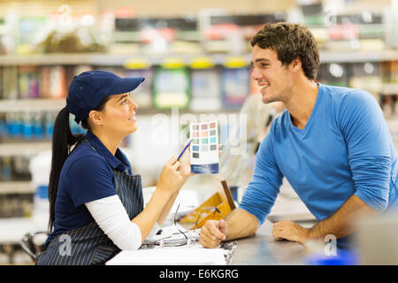 Grazioso negozio di vernice assistant che consentono ai clienti di scegliere il colore della vernice Foto Stock