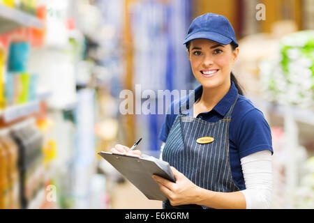 Felice impiegato femminile lavora nel supermercato Foto Stock