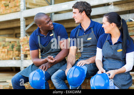 Negozio di ferramenta lavoratori chiacchierando durante la pausa Foto Stock