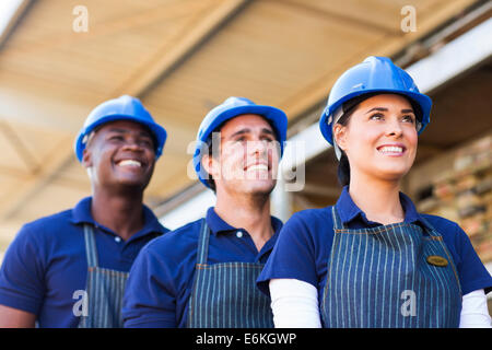 Negozio di ferramenta lavoratori costruzione al di fuori del magazzino dei materiali Foto Stock