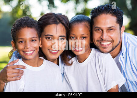 Bella giovani indiani ritratto di famiglia in esterno Foto Stock