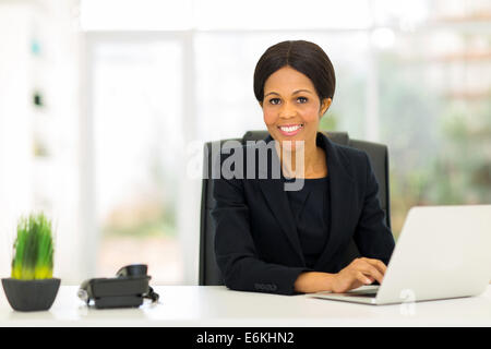Attraente coppia afro American Business donna utilizzando computer in ufficio Foto Stock