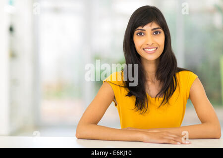 Bella donna indiana in un momento di relax a casa Foto Stock