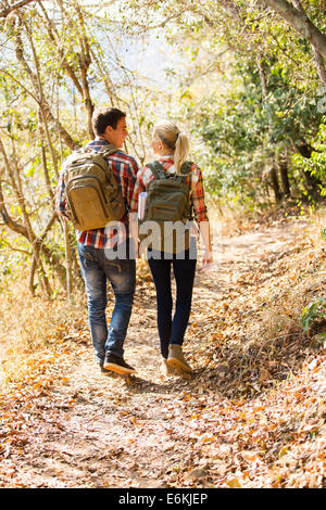 Felice coppia giovane a piedi nella foresta di autunno Foto Stock