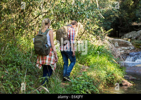 Due escursionisti a piedi in mountain Foto Stock