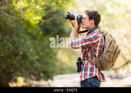 Giovane escursionista Scattare foto nella valle di montagna Foto Stock