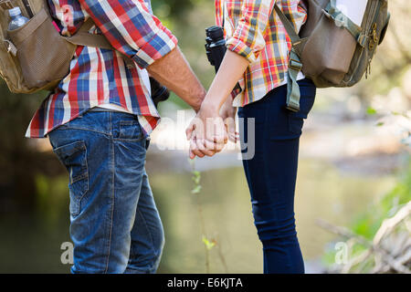 Amare giovane holding hands in montagna Foto Stock