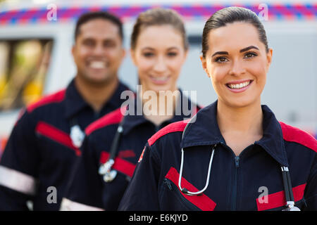 Certi giovani team paramedico di fronte ambulanza Foto Stock