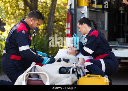 Team di paramedici salvataggio paziente giovane Foto Stock