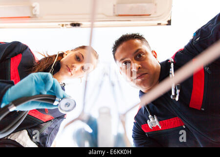 Sotto vista del team paramedico dando il primo soccorso al paziente Foto Stock