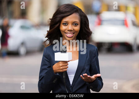 Close up ritratto di bella donna africana news reporter in trasmissione dal vivo Foto Stock